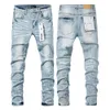 Lila Markenjeans. Amerikanische High-Street-Jeans mit Distressed-Patch, trendige Jeans mit geradem Bein