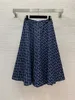 Klassieke denimstof van jacquard met letters, lange rok met hoge taille en grote zoom