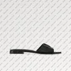 Explosão nova feminina Capri Flat Mule 1ACTME Couro de bezerro preto Sola de couro Iniciais acessório alça frontal larga relaxada elegante durável chinelos de grife