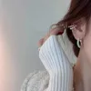 Hoop Huggie 새 한국 골드 더블 원형 꼬인 꼬인 진주 귀걸이가있는 빈티지 기하학적 원형 커프 가짜 천공 된 진주 클립 귀걸이 24326