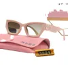 Ny trendig MIU Designer Butterfly Pink Women Cat Eye Solglasögon Retro Premium Glasögon Män solskydd Fashion Eyewear Shades UV400 Party Solglasögon