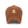 Ball Caps Merk R Letter Imitatie Lam Fleece Gemengd Geschikt Voor Gezicht Grote Lamswol Baseball Cap Dames Warm Pluche Trucker Hoeden