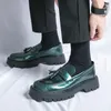 Scarpe casual da uomo Moda di lusso in pelle verniciata Slip On Nappe Scarpe da festa Vestito da discoteca Mocassini con plateau verde nero Calzature da uomo