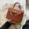 KY Tote Påsar Trusted Luxury Leather Handbag Advanced Lite Bag For Women 2024 Populära nya mode mångsidiga handhållna väska netto röd en axel c har logotyp hbkn