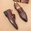 Модельные туфли с крокодиловым принтом, модные мужские деловые лоферы на плоской подошве, высококачественные дышащие деловые кожаные мужские туфли для офиса