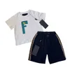 T-shirt classiche per bambini Tute estive Set due pezzi Stili multipli Tute per ragazzi e ragazze Taglia 100-150 bambino Maniche corte in cotone e pantaloncini stampati con lettere a griglia Jan P03