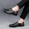 Casual Shoes 2024 Äkta läderkontor Formella män Comfort Men's Loafers glider på lat körning lätt koreansk stil