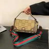 30% rabatt designer väska 2024 handväskor tiktok liten röd bok populär mode mångsidig axel högkvalitativ ljus lyx små offentliga crossbody kvinnor