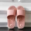 Slippers Slippers 2023 Nieuwe Dames Voetmassage Indoor Zacht Glijdend Blok Heren Antislip Badkamer Breien Zorgschoenen Paar Mode H240326KH0B