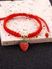 Bracciale con decorazione con perline e ciondolo a forma di fragola. Bracciale di tendenza