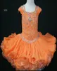 La petite fille porte une robe ROBE DE COURSE À MANCHES DÉCOUPÉES LITTLE ROSIE SR206 robe personnalisée 3864065