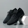 Dansskor väver moderna män sport vuxna mesh full manlig social fyrkantig sneakers