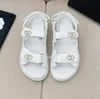 Kvinnor Sandale kalvskinn pappa chan skor sandaler quilted designer sandles skor plattform lägenheter låg klack kil diamant spänne sandal slip på ankel rem flip flop