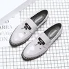 Chaussures décontractées Design britannique hommes robe de soirée de mariage en cuir verni été Oxfords chaussure noir blanc glands mocassins mâle