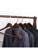 Cabides de madeira de luxo Hangvy Duty Wardrobe Organizador tem calças antiderrapantes Barer Terno de ombro largo para roupas Hea