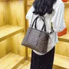 a loja exporta bolsas de ombro de grife nova textura de luxo leve bolsa feminina de couro macio de grande capacidade bolsa crossbody temperamento bolsa de um ombro