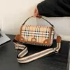 24% rabatt designer väska 2024 handväskor tiktok liten röd bok populär mode mångsidig axel högkvalitativ ljus lyx små offentliga crossbody kvinnor