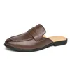 Casual Shoes 2024 Light Summer Mules Men Half For Man tofflor Läder Mens Loafers Flip Flops Manliga bilder platta sandaler