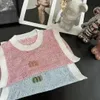 Gebreid damesvest met kleurblokken, strass-kralen, letterborduurwerk, tankvest camis