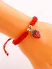 Bracciale con decorazione con perline e ciondolo a forma di fragola. Bracciale di tendenza