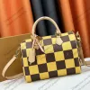 Women Checkerboard Contraving أكياس حقيبة Crossbody قطري للسيدات مصمم يدوي حامل بطاقة اليد في الهواء الطلق محفظة سفر Messenger M4058