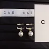 Boucles d'oreilles de luxe plaquées or en noir et blanc associées à des pendentifs de bijoux de haute qualité conçus pour les charmantes fêtes d'anniversaire des femmes