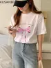 T-shirt da donna KUSAHIKI Coreano Chic Estate Nicchia Fiocco Lettera Stampa T-shirt a maniche corte Casual Top 2024 Grafica