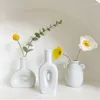 Вазы Керамическая ваза в скандинавском стиле Простой белый цветочный горшок Мокрые/сушеные настольные украшения Гостиная Спальня Украшение дома