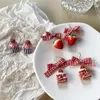 Boucles d'oreilles à clous en acrylique, 1 paire, ruban à nœud doux, pendentif gâteau aux fraises, goutte de qualité, cadeau pour filles et femmes, jolis bijoux