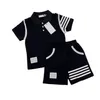 Комплекты одежды Дизайнерские детские футболки Шорты Комплект одежды для малышей для мальчиков и девочек Летний белый черный Роскошный спортивный костюм Молодежный спортивный костюм R02 Dhlth