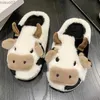 Sandaler Winter Slider Cute Girl Kawaii Fluffy and Warm Plush Slider Cartoon Milk Cow House Fun Casual Shoesl2403