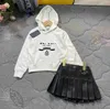 Neue Mädchen-Kleideranzüge, Kinder-Designer-Kleidung, Baby-Partykleid, Größe 100–160, Herbst-Hoodie und kurzer Faltenrock aus Leder, 15. November