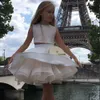 Robe de demoiselle d'honneur courte sans manches en satin blanc ivoire dentelle moelleuse perlée dos nu mariage mignon petit enfant fête de communion 240312