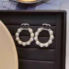 Charm Boutique Boucles d'oreilles à breloques en perles Style designer Boucles d'oreilles à tige Printemps Nouveaux bijoux de mode Famille Fille Couple Cadeau Boucles d'oreilles Design classique Boîte à clous d'oreille Emballage Y