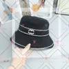 패션 버킷 모자 모자 여성 남성 야구 모자 비니 카스크 베트 블랙 흰색 어부 버킷 모자 패치 워크 고품질 가을 모자 592