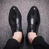 Casual Shoes Mens Fashion Patent Leather Platform Business Bröllop Formella klänningar Lace-up Derby Shoe Black Carved Brogue Sneakers Mans Mans