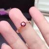 Cluster Rings Classic Round Red Gem for Women Silver Simple and Light Luxury Engagement Ring Fashionable Compact Utsökta smycken