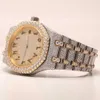Stilvoll gestaltet mit Moissanit-Diamanten und Edelstahl ist diese Uhr die perfekte Wahl für den modernen Mann