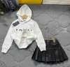 Neue Mädchen-Kleideranzüge, Kinder-Designer-Kleidung, Baby-Partykleid, Größe 100–160, Herbst-Hoodie und kurzer Faltenrock aus Leder, 15. November