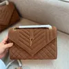 Bolso de diseñador de bolsos con broche de cuero de gamuza clásico Bolso de mano de lujo Bolso de hombro cruzado elegante a la moda para mujer Bolso de fiesta para mujer Detalles de hardware perfectos