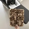 Tongs imprimées léopard pantoufles en peluche pour femmes pantoufles de chaleur d'hiver femmes automne hiver tempérament pantoufles plates en plein air pantoufles moelleuses