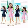 One-Pieces 2024 Neue Mädchen Badeanzug Einteilige Bademode UPF50 + Druck Baby Langarm Kinder Kleinkind Kleinkind Strand Badeanzüge kinder 24327