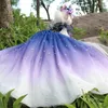 Одежда для собак Уникальная роскошная одежда ручной работы Изящное свадебное платье со шлейфом для домашних животных Благородное платье Градиентная синяя юбка Ручное шитье Элегантный жемчуг