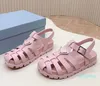 Designer -Summer anländer kvinnor Flat Beach Sandals Runway Candy Colors Buckle Strap Vacation Beach Braid Designer Kvinnor Sandaler