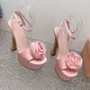 Satin pourpre Flower Bow Ornement Platform Plateforme Sandales Metal Letter Sign Sign Talons Femmes Soirée Chaussures14cm Designers STRAP SEPROPIER SANDALS SANDALES ROSE Qualité d'origine Rose Qualité