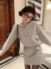 Arbeitskleider Süßes Mädchen Anzug Damen Frühling Twists Grau Gestrickter Kapuzenpullover Hoher Taillenrock Zweiteiliges Set Mode Weibliche Kleidung