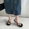 Elbise ayakkabıları bayanlar terlik ve sandalet beyaz sahte kürk tanga yüksek topuklu seksi klip ayak parmakları düşük topuklu stiletto tasarımcı flip flops