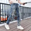 Jeans pour hommes Marque de créateurs européenne à la mode pour les hommes en automne, nouveau pantalon à la mode imprimé Hot Diamond Stretch Slim Fit et polyvalent à petites jambes XES9