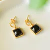 Orecchini a bottone dal design originale intarsiato di calcedonio nero geometrico quadrato corto vintage glamour da donna di marca gioielli in argento