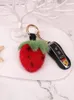 Porte-clés de luxe véritable fraise pendentif porte-clés mignon en peluche porte-clés femmes sac sac à main voiture clé ornement bibelot accessoires cadeaux